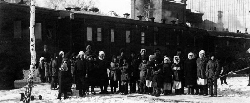 Сталинская коллективизация практически уничтожила русское крестьянство и привела к упадку сельского хозяйства в СССР