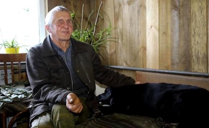 Незрячий сын самостоятельно построил деревянный дом для мамы