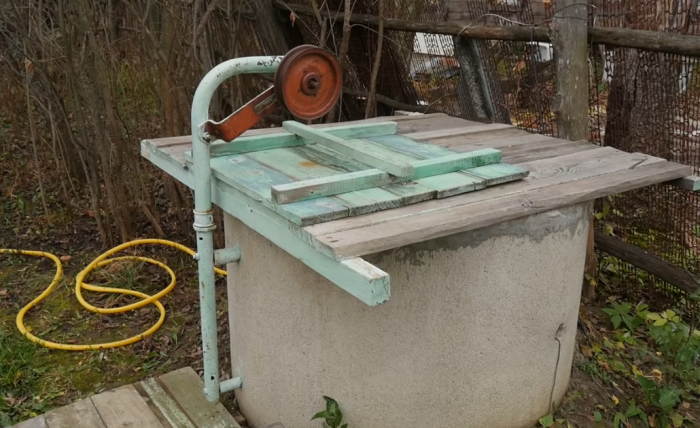 Незрячий сын самостоятельно построил деревянный дом для мамы