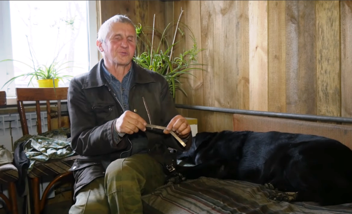 Незрячий сын самостоятельно построил деревянный дом для мамы