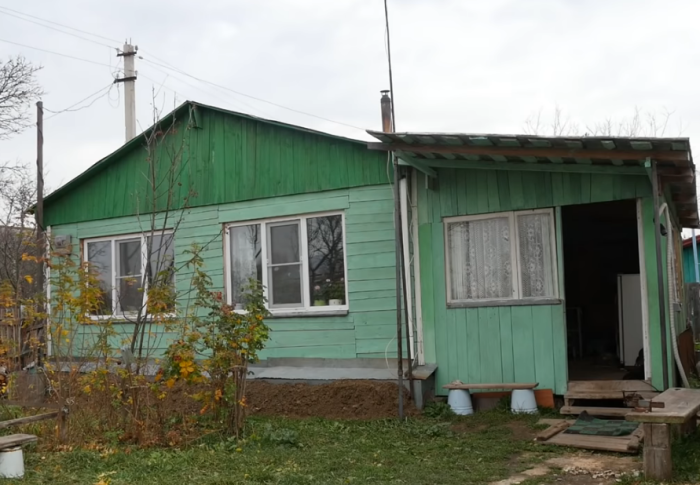 Незрячий сын самостоятельно построил деревянный дом для мамы