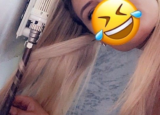 Британка прославилась в Сети, накрутив волосы на трубу отопления