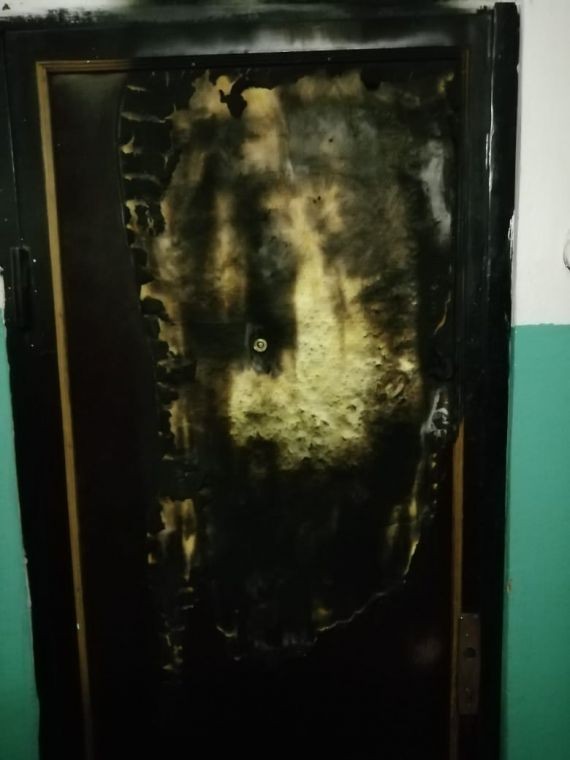 В Уссурийске таксист гнался за пассажиркой до квартиры и поджег ей дверь