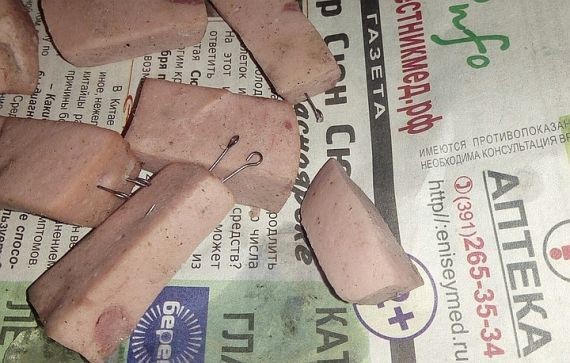 В Москве на улице разбросали колбасу с иглами внутри