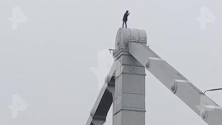 Московские спасатели сняли с Крымского моста мужчину, грозившегося спрыгнуть вниз