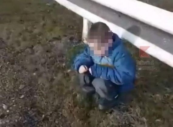 В Краснодарском крае родители бросили ребенка на дороге