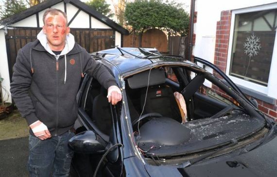 Мужчина закурил в машине после распыления освежителя и взорвался