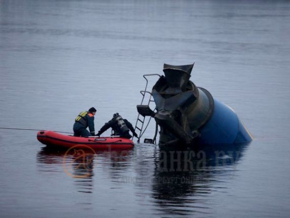 В Петербурге попавший в ДТП бетоновоз свалился в Неву