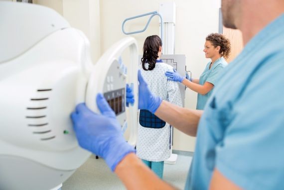 Медики назвали тревожные симптомы появления рака в молодом возрасте