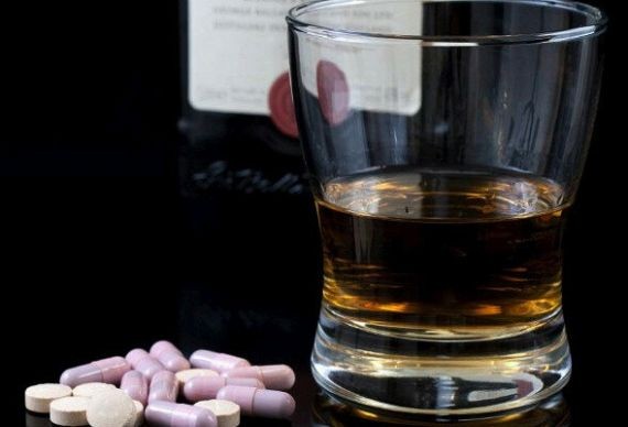 Токсиколог назвал лекарства, которые запрещено сочетать с алкоголем