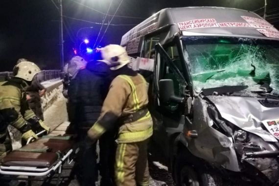 В Омске маршрутка столкнулась с КамАЗом