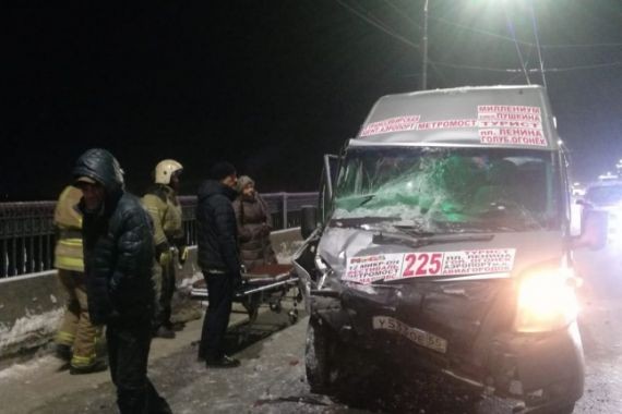 В Омске маршрутка столкнулась с КамАЗом