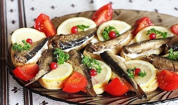 Диетолог рассказала, кому нельзя есть шпроты