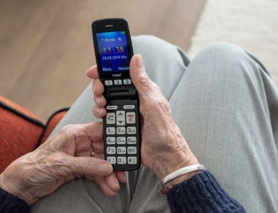 Специалисты назвали преимущества кнопочного телефона перед смартфоном