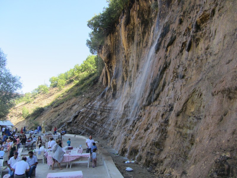 Аналитика выходов больших потоков воды из структуры гор и холмов