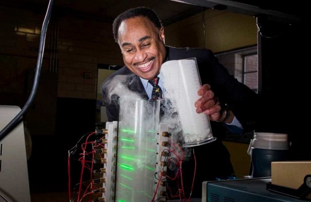 Астрофизик работает над созданием машины времени для путешествия в прошлое