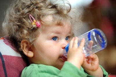 Стоматолог рассказала, чем не стоит поить ребенка ночью и почему