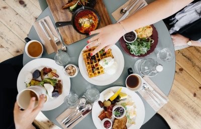 Врач-гастроэнтеролог объяснила, почему сразу после праздников не нужно худеть