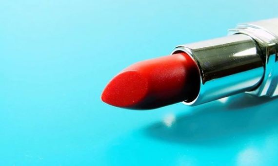 Индийский студент изобрел губную помаду, защищающую от насильников