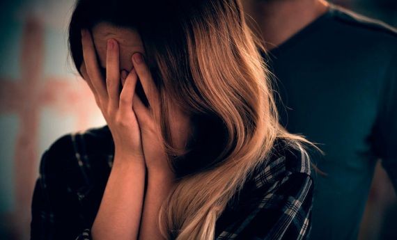 В Саратове отчим, угрожая топором, на глазах матери изнасиловал падчерицу