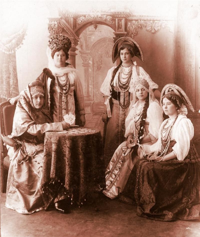 Путеводитель по русским народным костюмам