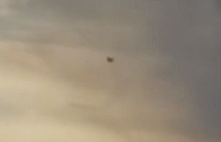 В небе над Соединенными Штатами Америки завис большой черный НЛО