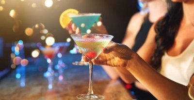 Стоматолог рассказала, как алкоголь влияет на зубы