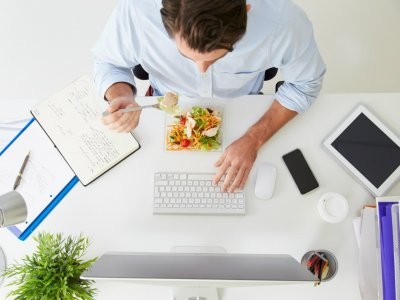 Диетолог рассказала о правилах питания для работающих в офисе