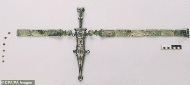 Археолог нашел римский кинжал, которому около двух тысяч лет