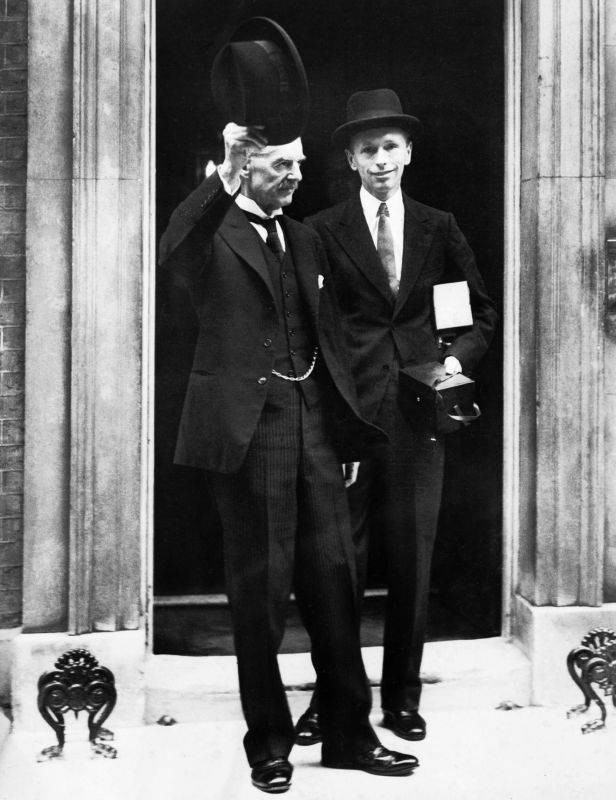 Почему Англия и Франция действовали в интересах Гитлера и США