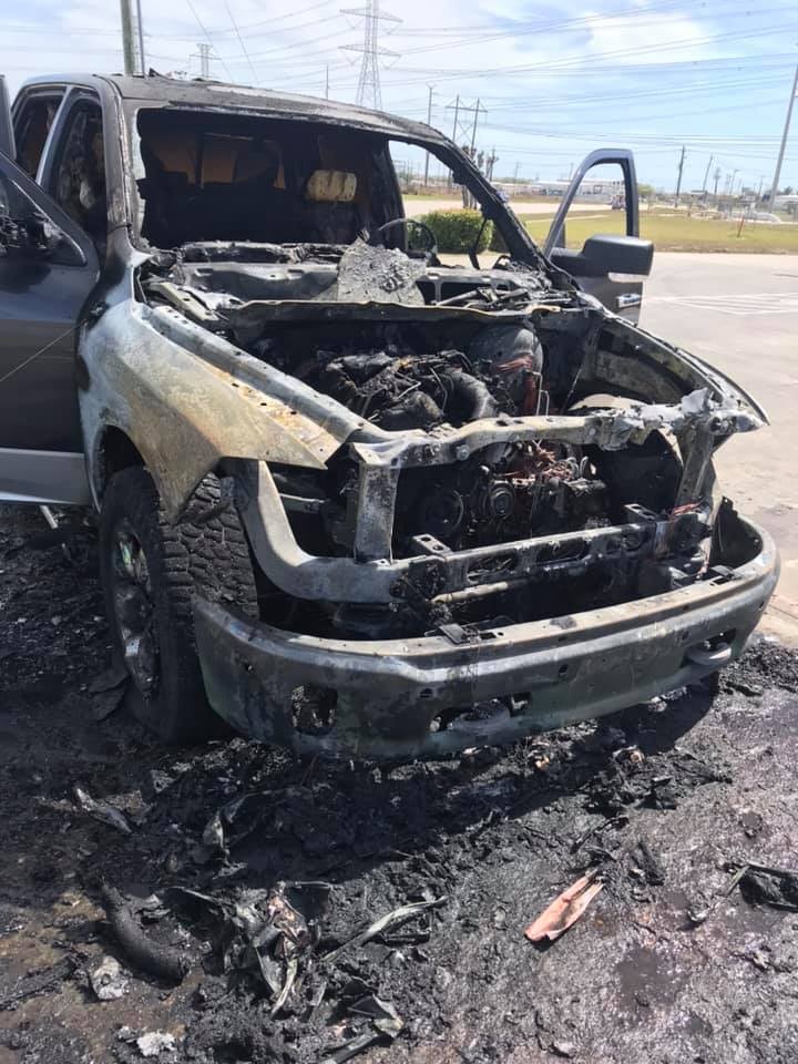 В пикапе, сгоревшем дотла, каким-то образом уцелела Библия В пикапе, сгоревшем дотла, каким-то образом уцелела Библия