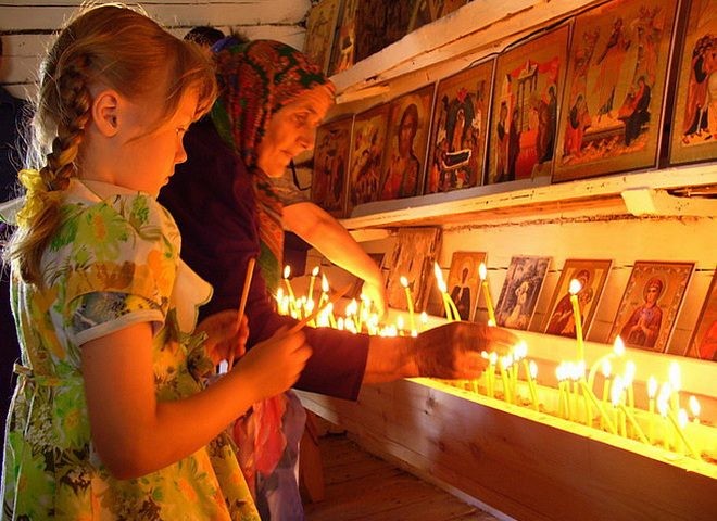 Страстная свеча в Чистый четверг имеет целебную силу и защищает дом от зла