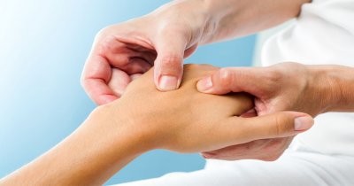 Врач рассказала, о каких болезнях можно узнать по ладоням