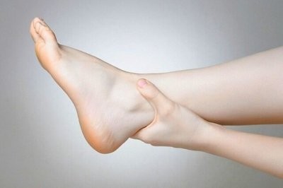 Названы 5 способов, которые помогут избавиться от отеков на ногах при сахарном диабете