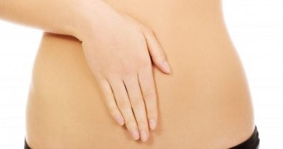 Врач рассказал, как самостоятельно по симптомам распознать пупочную грыжу