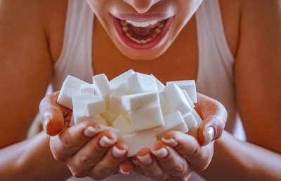 Доктор Берг рассказал, что человек теряет, когда ест сахар