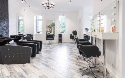 Врачи рассказали, как минимизировать риск заражения коронавирусом в парикмахерских и салонах красоты