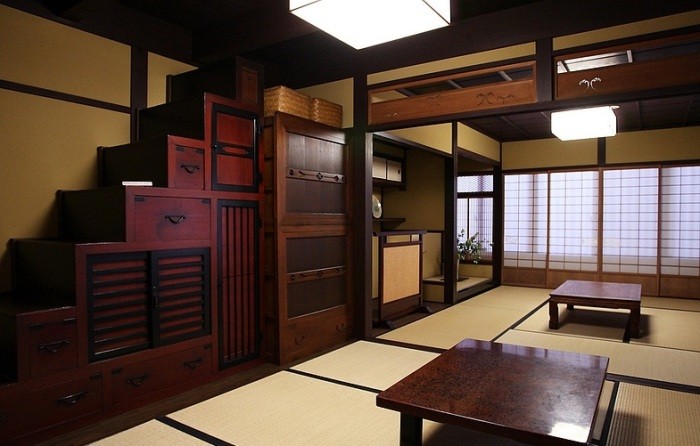 Почему японцы хранят минимум вещей в домах, где почти нет мебели