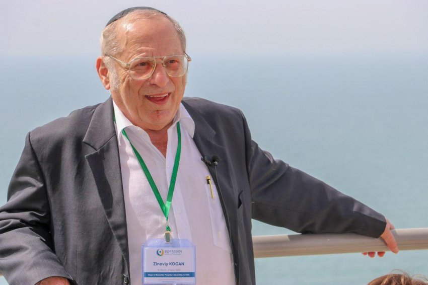 «Друзей моих прекрасные черты…» - Зиновий Львович Коган