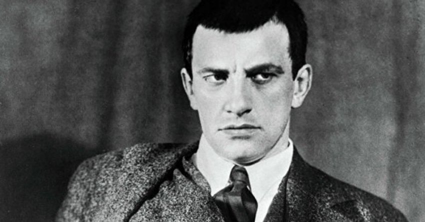 Самоубийство Маяковского оказалось случайным выстрелом