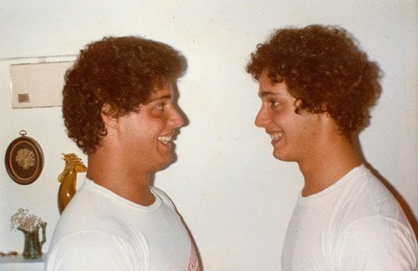 Как разлучили близнецов и растили в семьях с разным доходом