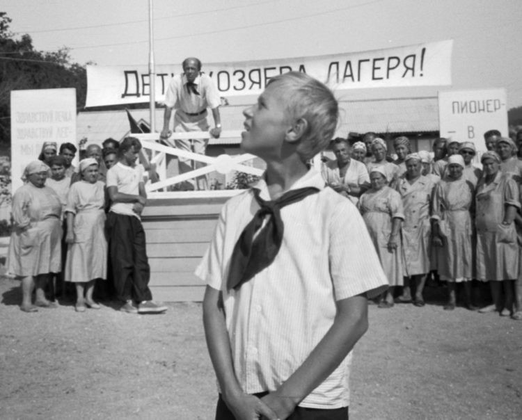 Почему с такой теплотой вспоминают о пионерских лагерях?