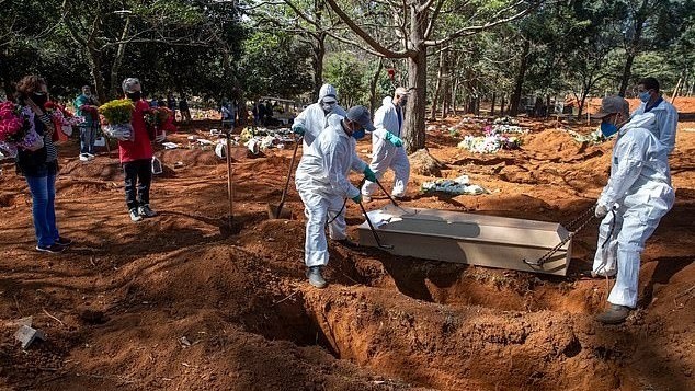 В Бразилии для захоронения умерших от коронавируса раскапывают старые могилы