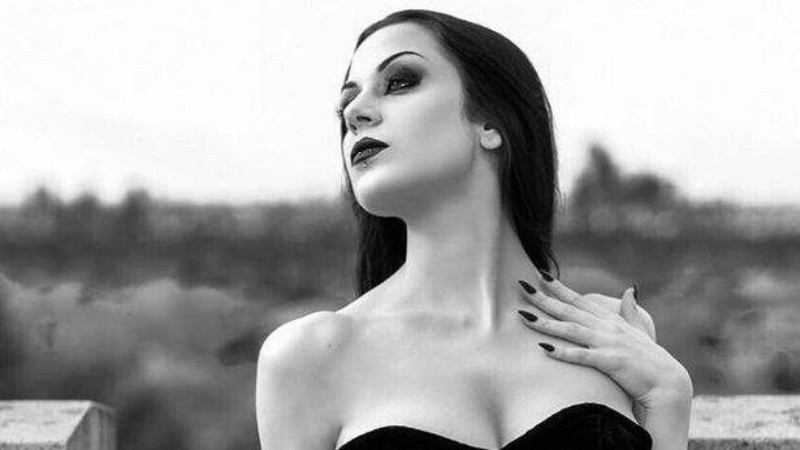 Настоящий вампир? Девушка пила человеческую кровь и утверждает, что ей 600 лет