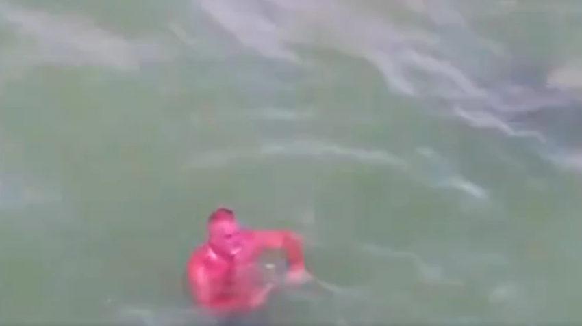 Мужчина, похожий на Хеллбоя, купался вместе со скатами в Атлантическом океане