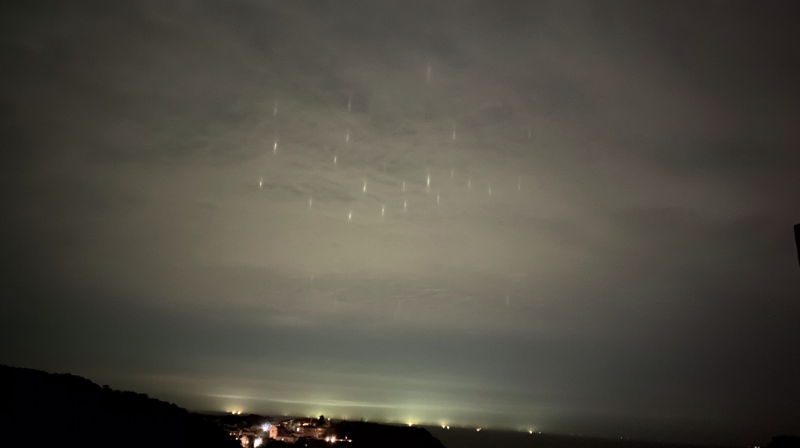 В небе над Китаем появились десятки загадочных огней