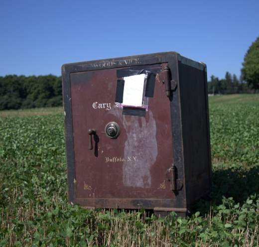 Фермер нашел посреди поля старинный сейф с неизвестным содержимым