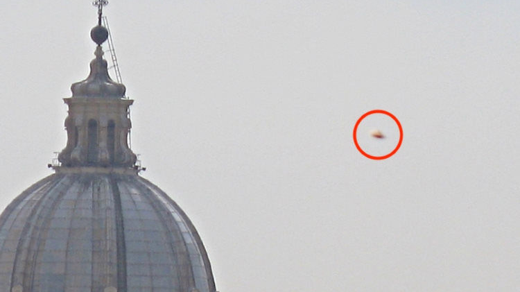 В небе над Ватиканом появился огромный оранжевый НЛО