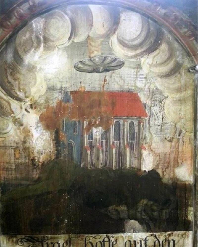 Обнаружена стираная фреска, на которой НЛО поджигает церковь