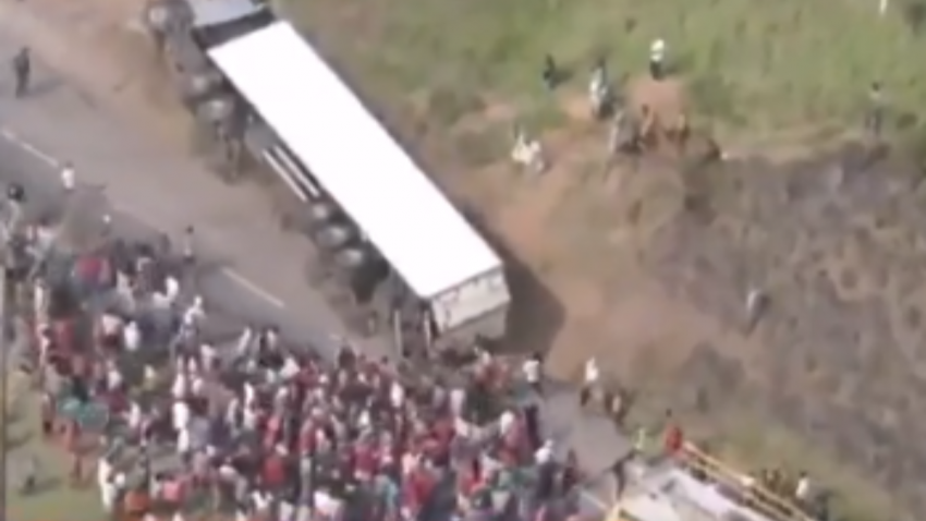 Голод в Бразилии: люди начали нападать на проезжающие фуры с мясом